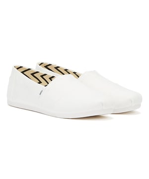 Die stylischen weißen Espadrilles von TOMS sind aus recyceltem Baumwoll-Canvas gefertigt. Diese umweltfreundlichen Schuhe verfügen über ein Obermaterial aus recycelter Baumwolle, ein Futter und eine Einlegesohle, die zu beeindruckenden 50 % aus recycelter Baumwolle bestehen. Die Außensohle ist strapazierfähig und flexibel, während die bequeme Innensohle zu 50 % aus ökologischem Material besteht, nämlich 25 % recyceltem PU-Schaum, 15 % recyceltem Gummi und 10 % Bioöl. Außerdem sind die Espadrilles mit einem elastischen Gummizug ausgestattet, der für eine einfache und bequeme Passform sorgt. Wählen Sie diese nachhaltigen Espadrilles, um ein modisches Statement abzugeben und gleichzeitig die Umwelt zu unterstützen.