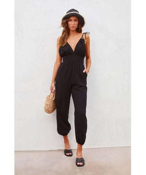 Stilvoller und schicker V-Ausschnitt-Knotenschulter-ruckenfreier Jumpsuit mit Taschen  
  Figurfreundliches V-Ausschnitt-Design  
  Trendiges Knotenschulter-Detail  
  Verführerisches rückenfreies Design  
  Praktische Tasche für wichtige Dinge  
  Hergestellt aus hochwertigen Materialien  
  Bietet Komfort und Langlebigkeit  
  Geeignet für jeden Anlass
