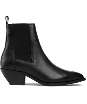 Las botas Fox de Allsaints, una silueta que se presenta con estilo y comodidad y que nunca pasa de moda, tienen una forma clásica Chelsea con un aire western moderno y una actitud ingeniosa. Están hechas de cuero WLG lujoso con un forro de cuero suave, tienen una punta puntiaguda y un tacón de bloque de inspiración cubana, lo que agrega una dimensión visual y las convierte en una versión reimaginada de un favorito de todos los tiempos.