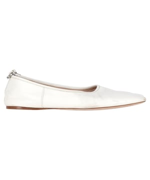 Empfohlener Verkaufspreis
Veredeln Sie Ihren Stil mit den Miu Miu Ballerinas mit verziertem Riemen und spitzer Zehenpartie aus makellosem weißem Leder. Diese atemberaubenden Ballerinas bestechen durch ihre elegante spitze Zehenpartie und den zart verzierten Riemen, der jedem Outfit einen Hauch von Glamour verleiht. Gefertigt aus hochwertigem Leder bieten sie Komfort und Eleganz und eignen sich perfekt für den Tag und Abend. Ob zu einer maßgeschneiderten Hose oder einem fließenden Kleid – diese Ballerinas sind der Inbegriff moderner Eleganz. Zeigen Sie sich selbstbewusst und setzen Sie ein Statement mit diesen exquisiten Miu Miu Ballerinas.

Miu Miu Ballerinas mit verziertem Riemen und spitzer Zehenpartie aus weißem Leder

Zustand: Gut
Gebrauchsspuren: Leichte Gebrauchsspuren, Flecken und Knicke an der Oberfläche.
Verpackung: Keine
Farbe: Weiß
Material: Leder | Leder
Größe: EU 37,5/UK 4,5/US 7,5
Maße: Innensohlenlänge: 290
Artikelnummer: NAPPUGBSH398054W
