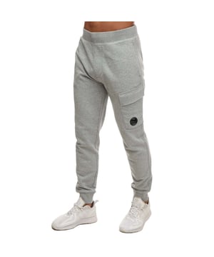 Heren C.P. Company Diagonal Raised Fleece Cargo Sweatpants in grijs.- Verstelbare tailleband met trekkoord.- Schuine handzakken.- Enkele cargozak.- Lensdetail.- Geribde manchetten.- Normale pasvorm.- 100% Katoen.- Ref: 16CMSP017AM93