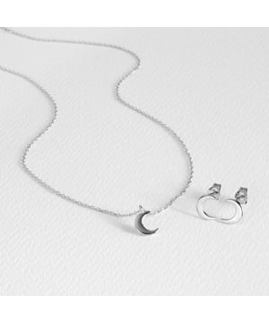 Halvemaan gezet in 925 sterling zilver en gerhodineerd. Essential belichaamt verfijnde eenvoud, tijdloze stukken met vloeiende lijnen en de toegevoegde schittering van zirkonia. Pretentieloze basissieraden die perfect zijn voor dagelijks gebruik, maar ook geschikt zijn voor speciale gelegenheden.