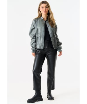 Maak kennis met onze prachtige Metallic Bomber Jacket met elastische taille. Verfraai je outfit met deze veelzijdige jas waarmee je zeker een fashion statement maakt. Met zijn metallic accenten en elastische taille is deze jas zowel trendy als comfortabel. Perfect voor elke gelegenheid, kleed het omhoog of omlaag voor een gedurfde, fashion-forward look.Maat - Lengte - 75 cm