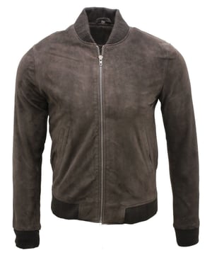 Invierte en un estilo atemporal con esta elegante y moderna chaqueta de cuero confeccionada en gamuza de cabra suave como la mantequilla. Esta chaqueta retro tiene dobladillos y puños elásticos y también un cierre frontal con cremallera para brindar un ajuste más cómodo. Dale el toque final perfecto a tus looks casuales y combina este estilo con jeans y zapatillas altas