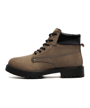 These Baxter urban outdoor mens leather boots from Oaktrak by Red Tape are delivered with craftsmanship at the forefront and with a fine attention to detail, carefully constructed with premium leathers and supportive overlays and contrast details throughout to provide a quality designer finish.
These Baxter leather boots are high end mid-cut men's urban styled boots with a comfort footbed, padded heel collar and cleated durable rubber outsole providing a high level of comfort and great traction on all surfaces and all at a great price too!
- Nubuck leather upper
- Secure 6-hole lace fastening
- Intricate designer stitch detailing
- Padded heel and ankle collar
- Comfort insoles
- Rugged cleated heel and outsole.
Please Note:
The nubuck leather used on these boots may possibly have a vintage styled distressed effect. This is perfectly natural and will not affect the performance of the boots.