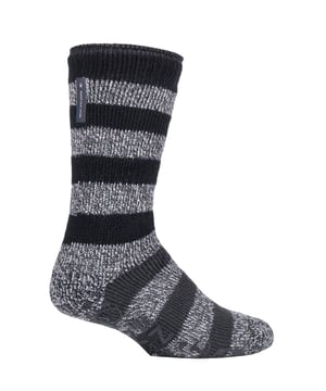 Diese gestreiften Herrensocken von Oakley sind ideal für alle, die zu Hause faulenzen und stilvoll chillen wollen. Sie haben Anti-Rutsch-Gripper an der Unterseite für mehr Sicherheit auf Indoor-Holz oder gefliesten Oberflächen. Diese gestreiften Herren-Pantoffelsocken eignen sich hervorragend als Geschenk, sei es zum Geburtstag, zu Weihnachten oder zu anderen Anlässen, aber auch als Wohltat für die Füße. Die beiden Modelle, die in diesen Pantoffelsocken verfügbar sind, haben beide ein gestreiftes Design mit verschiedenen Farben, darunter rot, beige, blau und grau. Die Griffe auf diesen Socken ermutigen Sie zum Entspannen mit Worten auf der Unterseite des Fußes, die "relax" "chill" und unsere Lieblingsbeschäftigung am Wochenende, die "zzz's", beinhalten. Das Heat Holders Abzeichen ist oben auf dem Bein aufgenäht. Es wurde viel darüber nachgedacht, wie die Heat Holders am wärmsten sein können, und es wurden innovative Änderungen am Garn, am Bürstverfahren und am Strickverfahren vorgenommen. Unser hochentwickeltes Thermogarn sorgt für eine leistungsstarke Isolierung gegen Kälte und bietet gleichzeitig eine hervorragende Feuchtigkeitsaufnahme und Weichheit. Unsere innovative Stricktechnologie sorgt für einen einzigartigen, kurzen, geschlungenen Polsterflor, der mehr warme Luft einschließt und die Wärme erhöht. Unser fachmännisches Bürstverfahren maximiert die Menge an warmer Luft, die in jeder Socke gehalten wird, und sorgt so für eine unglaubliche Gesamtwärme und ganztägigen Komfort. Diese Socken sind in 2 gestreiften Ausführungen erhältlich und werden mit einem dekorativen Band geliefert, falls Sie diese Socken verschenken möchten. Sie sind in den Größen 6-11 UK 39-45 EU 7-12 US erhältlich und können in der Maschine gewaschen werden.