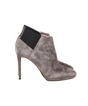 VINTAGE, RRP AS NEW
Elevate your shoe collection with the Jimmy Choo Talula 100 Ankle Boots in Taupe Grey Suede. Made with meticulous attention to detail, these boots feature premium-quality suede material for a soft and supple texture. The timeless and versatile design makes them perfect for any occasion, from a day in the office to a night out on the town.
*with box

Jimmy Choo Talula 100 Ankle Boots in Taupe Grey Suede
Material: Suede
Size: EU40.5
Condition: Very good
Sign of wear: Moderate wear on soles and bottom heel
SKU: 356218