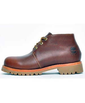 hese 1973 Timberland Heritage Chukka Boots make for a great option for the modern man, featuring a premium soft leather upper with intricate stitch detailing for that ultimate designer look. Further enhanced with leather rope lacing for an added touch of class and a durable rubber Vibram outsole to ensure this is a look to last. Part of the exclusive high end 1973 Authentic range these boots will last a lifetime and deliver head turning looks like no other shoes in your footwear collection 
 - Premium Leather upper 
 - Exclusive 1973 authentic collection
 - 3 hole lacing system 
 - Soft leather lining 
 - Cushioned midsole 
 - Durable rubber Vibram outsole 
 - Timberland branding throughout