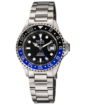 Gevril Wall Street - Bisel de cerámica Un accesorio para el éxito. Un reloj distintivo de fabricación suiza es siempre una buena inversión. Con una reminiscencia ingeniosa del famoso horizonte de la ciudad de Nueva York, cada reloj de la colección Gevril Wall Street llama la atención con un diseño arquitectónico de acero inoxidable. El bisel giratorio unidireccional enmarca un cristal antirreflejos recubierto de zafiro. Detallada a la perfección, una lente ampliada muestra índices y manecillas luminosos en una esfera en contraste. La forma nunca se ve perjudicada por el funcionamiento: cada reloj es resistente al agua hasta 200 metros y cuenta con un brazalete de acero inoxidable con cierre desplegable. Disponible en una serie de elegantes combinaciones de colores, la colección Wall Street hace una fuerte declaración. Especificaciones Reloj automático suizo Gevril 4953A Wall Street para hombre Reloj automático suizo Gevril para hombre de la colección Wall Street Caja de 43 mm de acero inoxidable 316L con acabado satinado, bisel giratorio unidireccional Atornillado Corona con logotipo de Gevril Índices luminosos en la esfera, agujas luminosas, GMT Esfera negra, bisel de cerámica negro/azul Fecha a las 3 Lente magnificada Brazalete de acero inoxidable con hebilla desplegable desplegable Cristal de zafiro antirreflectante Resistente al agua hasta 200 metros/20 ATM Suizo GMT automático, movimiento SW330.