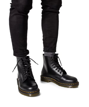 Marca: Dr. Martens.
  Genero: Hombres.
  Tipo: Botas.
  Temporada: Otono/Invierno.
  Color: Negro.
  Cierre: Cordones.
  Composicion: 100% piel.