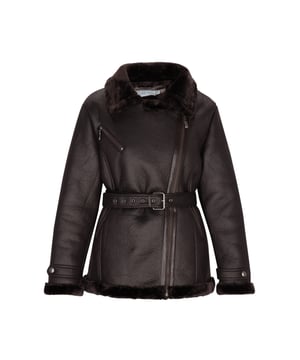 Mit dieser Lammfelljacke aus Ökoleder bleiben Sie warm und stilvoll. Die Vorderseite mit Reißverschluss hat ein asymmetrisches Design, während die Seitentaschen mit Reißverschluss für zusätzliche Funktionalität sorgen. Ein gemütlicher Reverskragen erhöht den Komfort und der verstellbare Gürtel sorgt für eine schmeichelhafte Silhouette. Mit langen Ärmeln und isolierter Wärme ist sie perfekt für kühle Tage.  Jacke