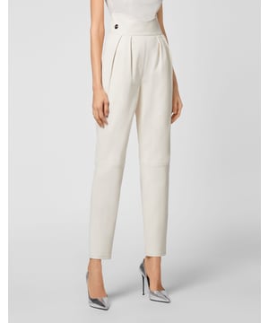 Pantalones plisados de napa de cintura alta. Dos bolsillos integrados. Cremallera en el lateral.