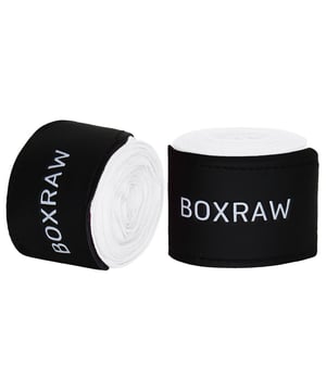 Die 3 m langen BOXRAW-Handbandagen aus geschmeidigem Baumwoll-Stretch-Mix verfügen über einen zum Patent angemeldeten Klettverschluss an der Daumenschlaufe, der Ihnen beim Umwickeln und Abwickeln Ihrer Hände Zeit spart. Das verstärkte, gummierte Handgelenkband bietet zusätzlichen Halt, während das speziell entwickelte Gewebe weich, aber fest auf der Haut liegt und so die perfekte Variation der Hand- und Knöchelpositionierung ermöglicht. Die Wahl der Weltmeister wird komplett mit einem Wasch- und Tragebeutel geliefert. 3 Meter Länge Hochwertiger Baumwoll-Stretch-Mix BOXRAW-Logo mit Aufdruck und Gummieinspritzung Klettverschluss zum Patent angemeldet Daumenschlaufen, Klettverschluss