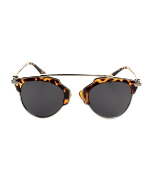 Must Have unisex sunglasses with an oval design and metal and polycarbonate frame, combining durability and lightness.

 Equipped with UV 400 protection polarized lenses, they block 100% of UVA and UVB rays, providing clear vision and reducing glare in bright environments.

 The oval shape adds an elegant and timeless touch, ideal for complementing any style.

 They include the Must Have logo engraved on the temples and on one of the lenses, providing a distinctive detail.

 They include a soft cleaning cloth to keep your lenses spotless and a protective case to store them safely.

 Perfect for complementing any look, these glasses are ideal for those looking for protection and style in one piece.
 Measures: Lens height: 54 mm, Lens width: 48 mm, Bridge: 12 mm, Temples: 130 mm
 Composition: Metal, Polycarbonate
 Care:
- Wash only with water or, if necessary, a mild soap.
 - Dry with a soft cloth to avoid scratches.
 - Avoid contact with harsh surfaces or abrasive liquids.
