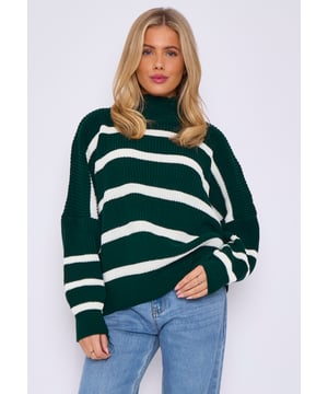Dale un toque chic y cálido a tu atuendo del día con este jersey chocolate. Con un material de punto con un diseño a rayas, un cuello alto y un corte extragrande, ¿qué más se puede pedir? Combínalo con unos pantalones de piel sintética y un libro verde para ganar puntos extra de estilo.Medidas: Largo aproximado - 75 cm