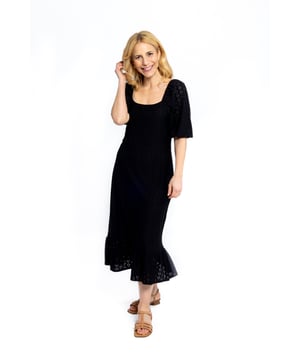 Los detalles de bordado de Belle hacen de este vestido negro una prenda básica en tu armario. Con un bonito lazo en la espalda y una falda con volantes, el Belle es sin duda un éxito.

95% Poliéster, 5% Elastano