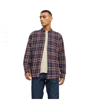 Materiaal: Gemaakt van hoogwaardig 80% katoen en 20% gerecycled katoen, voor een comfortabel en duurzaam overhemd.
Slim Fit: Het overhemd is ontworpen in een slim fit stijl, voor een moderne en stijlvolle look.
Button-down kraag: De halslijn van het overhemd is ontworpen met een button-down kraag, die een geraffineerde touch toevoegt aan je outfit.
Kleuropties: Verkrijgbaar in drie aantrekkelijke kleuren - zwart, oranje en groen, zodat je de perfecte kleur kunt kiezen die bij je stijl past.