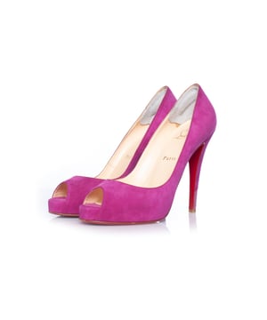 VINTAGE, UVP WIE NEU  
Christian Louboutin, pinkes Wildleder Hyper Prive Peep-Toe Plateau-Pumps. Dieser Artikel ist in sehr gutem Zustand und kommt mit Box und Staubbeutel. Die Absätze haben einen Schutzüberzug und eine Polsterung auf der Innenseite des Pumps. Einer der Absätze ist leicht beschädigt.  
• ZUSTAND: sehr guter Zustand  

• GRÖSSE: 39,5  

• EINLEGESOHLE MAßE: 25,5 cm  

• ABSETZMAßE: 12,5 cm PLATTFORM: 2,5 cm  

• STOFF: Wildleder  

• FARBE: pink