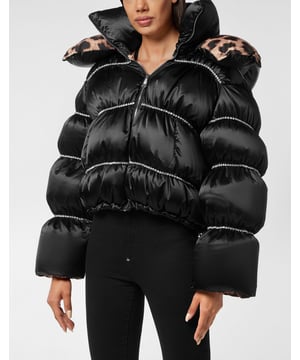 Verfraaid  We hebben sport en glamour samengebracht in één kledingstuk dat je eigen persoonlijkheid perfect kan uitdrukken. Bekijk dit gewatteerde nylon donsjack met glanzende details.   Gewatteerd en bewerkt nylon satijn   Afneembare capuchon   Ritssluiting   Twee steekzakken met ritssluiting   Elastische manchetten en onderkant   Voering van gemêleerde stof