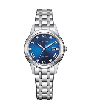 Diese Citizen Elegance Analoguhr für Frauen ist das perfekte Zeitmesser, um sie zu tragen oder zu verschenken. Das silberne 30 mm runde Gehäuse in Verbindung mit dem komfortablen silbernen Edelstahlarmband sorgt dafür, dass Sie dieses atemberaubende Zeitmesser ohne Kompromisse genießen können. Angetrieben von einem hochwertigen Eco-Drive-Uhrwerk und wasserdicht bis 3 bar, wird Ihre Uhr weiter ticken. Diese hochwertige Uhr verfügt über eine Eco-Drive-Technologie (Aufgeladen durch jede Lichtquelle; niemals eine Batterie erforderlich) - Die Uhr hat eine Kalenderfunktion: Datum, solarbetrieben, leuchtende Zeiger. Hochwertiges silbernes Edelstahlarmband mit einer Länge von 19 cm und einer Breite von 12 mm, mit einer Schließe zum Umklappen mit Druckknopf. Gehäusedurchmesser: 30 mm, Gehäusehöhe: 8 mm, Gehäusefarbe: Silber und Zifferblattfarbe: Blau.