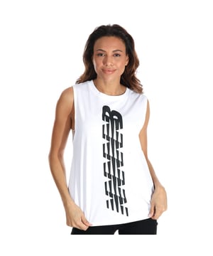 New Balance Relentless Cinched Vack Graphic-tanktop voor dames in het wit. – Ronde hals. – Mouwloos met verlaagd armsgat. – Een geplooide achterkant met hoge zoom voor een stijlvol asymmetrische pasvorm. – Print met logo. – NB DRY fast-technologie voert vocht van je lichaam af, zodat jij met gemak kunt trainen. – De relaxte pasvorm is gemaakt om losjes te vallen rond borst, taille en heup. – 60% katoen, 40% polyester. Machinewasbaar. – Ref: WT11172WT