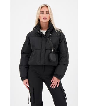 100% polyester Korte pasvorm Hoge kraag met ritssluiting en knoopsluiting BLCK BNNS-logo op de linkerborst Twee voorzakken Verstelbare manchetten Zijzak op de linkerarm Afneembaar ritszakje 