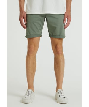 Dies ist eine kurze Hose von CHASIN’ namens Nero.S Gamma. Es handelt sich um ein Slim-Fit-Modell mit einer mittelhohen Taille. Dank der Kombination aus Baumwolle und Elasthan fühlt sich die Shorts sehr weich an und ist dehnbar. Darüber hinaus hat die Nero.S Gamma 3D-förmige Beine, die zu einem hohen Tragekomfort beitragen.