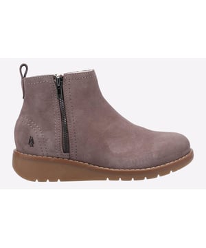 De Libby-laars; vervaardigd met zorgeloos waterbestendig echt suède bovenwerk met een zachte schapenvacht bovenrand combineert stijl en comfort in één. Een buiten- en binnenzip in combinatie met de eenvoudige treklip maakt gemakkelijk aan- en uittrekken mogelijk.