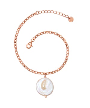 Are you looking for modern interpreted pearl accessories? Then this feminine pearl bracelet of the label Glossy Munich is a must-have. A carefully selected, baroque XXL pearl from fresh water breeding adorns a filigree anchor chain - a design that harmonizes with every outfit, from the casual jeans to the elegant dress. The bracelet is made of 925 sterling silver and refined with a rose gold finish. A practical carabiner closure and an extension chain enable the uncomplicated adaptation to your wrist. An Every Day Piece for all pearl lovers-and a highlight in the stapello with your other favorite bracelets!