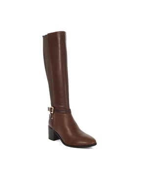 This knee high boot has a curved back to accommodate your calves. It comes with an eyecatching gold zip and a chunky mid heel. Team it with skinny jeans and a baggy knit for a cosy winter look.