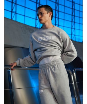 Ihr neuer Favorit in Sachen Stil und Komfort. Dieses graue Sweatshirt wird durch unser LET'S SWIM-Logo auf der Vorderseite und den charakteristischen Hai-Aufdruck am Ärmel aufgewertet. Abgerundet wird es durch einen gerippten Rundhalsausschnitt, Saum und Bündchen. Kombinieren Sie es mit dem passenden Sweatshirt für maximalen Komfort.