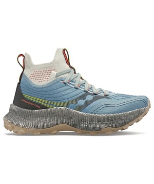 Saucony Endorphin Trial Mid Runshield Women's Blue Trainers - de perfecte mix van stijl, prestaties en bescherming voor tijdens het hardlopen. Deze trainers zijn ontworpen om je hardloopervaring te verbeteren en zijn uitgerust met geavanceerde functies om je te helpen elk terrein te veroveren, ongeacht het weer.

Belangrijkste kenmerken:

 Runshield Technologie:  De Saucony Endorphin Trial Mid heeft Runshield technologie, een weerbestendig bovenmateriaal dat je voeten beschermt tegen regen, wind en modder. Dit betekent dat je vol vertrouwen kunt gaan hardlopen in guur weer zonder je zorgen te maken over natte en oncomfortabele voeten.

 Midden-uitgesneden ontwerp:  Het mid-cut ontwerp zorgt voor extra enkelondersteuning en stabiliteit, zodat je voeten goed vast blijven zitten tijdens het hardlopen. Dit ontwerp voegt ook een stijlvol randje toe aan je hardloopkleding.

 Responsieve demping:  Deze sportschoenen zijn voorzien van Saucony's befaamde dempingstechnologie, die superieur comfort en schokabsorptie biedt. Je ervaart een soepele en responsieve rit bij elke stap, waardoor de kans op vermoeidheid en ongemak afneemt.

 Lichtgewicht constructie:  De Endorphin Trial Mid is ontworpen om lichtgewicht te zijn, zodat je behendigheid en snelheid kunt behouden tijdens het hardlopen. Je zult je niet bezwaard voelen, waardoor het makkelijker wordt om je persoonlijke best te doen.