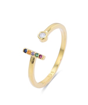 925 Sterling zilver en multicolor zirkonia ring afgewerkt met 18 karaat geel goud. Onze ontwerpen maken niet alleen een statement in een wereldreizende stijl, ze maken ook een verschil en maken een radicaal verschil. Zorgvuldig handgemaakte ontwerpen met materialen van topkwaliteit en fonkelende zirkonia's brengen een alfabet in verschillende maten tot leven. Het exotische ervan: initialen op 925 Sterling zilver, wordt alleen geëvenaard door zijn ingetogenheid. Intuïtief, bedachtzaam, het klopt elke keer als je het draagt en vertegenwoordigt als weinig anderen het meest kosmopolitische stedelijke karakter: BE AUTHENTIC (NOT) UNIQUE.