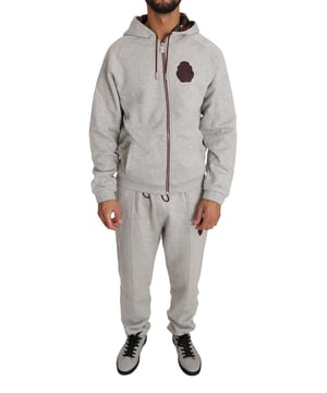 Billionaire Italian Couture Grijze Trainset met Hoodie en Elastische Broek  
100% Authentiek  
Sweater met capuchon en 2-weg volledige ritssluiting  
Lange raglanmouwen en 2 handzakken  
Gevoerde voering en verstelbare capuchon met koord  
Geribbelde manchetten en zoom met ophanglus  
Logo patch op de borst, ophanglus en merkopdrachten op de koorden en ritsen  
Broek met elastische en verstelbare tailleband met koord  
2 handzakken en naad aan de voorkant  
Logo patch nabij de linkerhandzak en merkopdrachten op de koorden  
Gemaakt in Italië  
Materiaal: Katoen