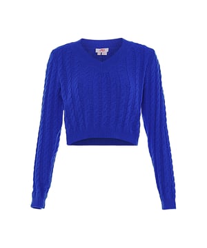 Truien zoals dit cropped model myMo doen het altijd. De zachte garenmix met viscose werd kabelgebreid en aangevuld met een V-hals.  Pullover trui