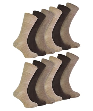 ¿Eres diabético o tienes un familiar diabético? Estos calcetines diabéticos de bambú para hombre, pack de 6, están diseñados para diabéticos y mantendrán sus pies cómodos y sanos. Vienen en un pack de 12, ¡así que también tienen una buena relación calidad-precio! IOMI calcetines diabéticos tienen algunas características específicas que hacen que los calcetines ideal para aquellos que sufren de diabetes. Estos calcetines están hechos con viscosa que se deriva de bambú. Esta fibra es lujosamente suave gracias a sus propiedades naturales y es muy superior al algodón. El bambú también evacua la humedad del pie de forma natural, lo que significa que sudarás mucho menos que con los calcetines de algodón normales. La parte superior HoneyComb Gentle Grip se amolda cuidadosamente al contorno natural de la pierna. De este modo se evitan los molestos anillos de constricción en el contorno de las piernas, un factor importante cuando se llevan calcetines para la diabetes. La parte superior suelta es un tejido de punto fino en la pierna y el pie que ayuda a evitar la constricción y los puntos de presión. La puntera enlazada a mano ofrece costuras suaves y cómodas, esenciales para facilitar la comodidad de los diabéticos y evitar irritaciones. Dado que estos calcetines están diseñados específicamente para diabéticos, no tienen ningún ribete alrededor de los tobillos para garantizar que no haya anillos de restricción. Están disponibles en cinco colores diferentes: Negro, Blanco, Marrón, Azul y Negro/Azul Marino/Gris y están hechos de: 82% Viscosa de Bambú, 17%, Poliéster, 1% Elastano. Están disponibles en dos tallas: 6-11 UK y 12-14 UK, son lavables a máquina y están aprobados por el Colegio de Podología.