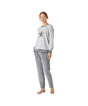 Pijama de mujer de manga larga con un diseño elegante y cómodo, ideal para descansar o relajarse en casa.

Confeccionado en suave terciopelo, este pijama es ideal para las noches frescas y ofrece una sensación de calidez y confort excepcionales. 

Su diseño moderno y sofisticado se adapta perfectamente a la figura femenina, realzando la silueta con un estilo chic y relajado.

El conjunto incluye una parte superior de manga larga con un delicado cuello redondo y una estrella bordada, que añade un toque de estilo distintivo. 

El pantalón a juego cuenta con dos bolsillos laterales y una cintura elástica regulable mediante cordones, brindando comodidad y libertad de movimiento.

Las costuras vistas a tono añaden un detalle sutil pero elegante.

Disfruta de la suavidad del terciopelo y de un diseño que combina moda y funcionalidad. Ideal para regalar o para consentirte a ti misma.
 Composición: Camiseta: 73% Poliéster, 27% Algodón; Pantalón: 73% Poliéster, 27% Algodón
 Cuidados:
-Lavar en un ciclo suave.
-Siempre usar agua fría o tibia. 
-No usar secadora. Es mejor secarlo al aire. 
-Si es necesario, planchar a temperaturas bajas.
-No usar blanqueadores.
