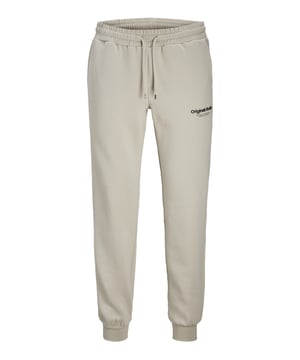 Diese Sweatpants sind der perfekte Begleiter für deinen lässigen Look! Mit ihrer lockeren Passform und normalen Leibhöhe bieten sie dir viel Bewegungsfreiheit und Komfort. Der verjüngte Schnitt sorgt dafür, dass die Pants stylish und modern aussehen. Der elastische Bund mit Tunnelzug passt sich optimal deiner Körperform an und gibt dir die Möglichkeit, die Passform individuell zu justieren. Ein cooler Labelprint auf dem Oberschenkel und ein Label-Patch verleihen den Sweatpants das gewisse Etwas. Die Gesäßtasche ist praktisch für kleine Dinge, die du griffbereit haben möchtest. Dank des dehnbaren Beinbündchens sitzt alles perfekt und bietet dir eine bequeme Passform. Das Loopback-Gewebe fühlt sich angenehm weich an, ähnlich wie Frottee, und sorgt für ein tolles Tragegefühl. Egal ob beim Sport oder in der Freizeit, mit diesen Sweatpants bist du immer gut gekleidet!
