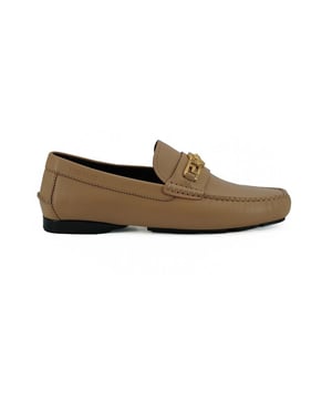 A estrenar con caja etiquetas y bolsa para el polvo.
  Mocasines para hombre 100% autenticos de Versace.
  Confeccionado en piel de becerro beige.
  Herrajes metalicos dorados con detalles de Medusa y logotipo.
  Modelo: Driver 1009707.
  Color: Beige.
  Mat.