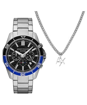 Diese Armani Exchange Spencer Chronograph-Uhr für Herren ist das perfekte Zeitmessgerät zum Tragen oder Verschenken. Das silberne 44 mm runde Gehäuse in Kombination mit dem bequemen silbernen Edelstahlarmband sorgt dafür, dass Sie dieses beeindruckende Zeitmessgerät ohne Kompromisse genießen können. Angetrieben von einem hochwertigen Quarzwerk und wasserfest bis 10 Bar, wird Ihre Uhr zuverlässig weiterlaufen. Diese sportliche und modische Uhr verleiht jedem Outfit ein einzigartiges Gefühl! Diese Chronograph-Uhr hat eine Kalenderfunktion: Datum sowie Stoppuhr, 24-Stunden-Anzeige, lumineszierende Zeiger und lumineszierende Zahlen. Hochwertiges 21 cm langes und 21 mm breites silbernes Edelstahlarmband mit einer Klappschließe mit Druckknopf. Gehäusedurchmesser: 44 mm, Gehäusestärke: 13 mm, Gehäusefarbe: Silber und Zifferblattfarbe: Schwarz.