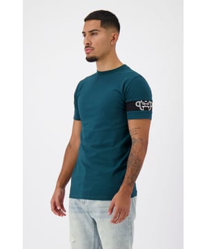 92 % algodón | 8 % elastano Ajuste regular Cuello redondo Banda Commander bordada en el brazo izquierdo Se puede combinar con PANTALONES DEPORTIVOS COMMANDER