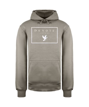 De Devote London Long Sleeve Nude/White Pullover Men's Dove Hoodie in de "105 NUDE/WHITE" colorway klinkt als een stijlvol en veelzijdig kledingstuk. Hoewel ik bij mijn laatste update in september 2021 geen specifieke informatie heb over deze hoodie, kan ik je wel een algemene beschrijving geven van wat je kunt verwachten van een hoogwaardige pullover hoodie:

Belangrijkste kenmerken:

 Kleurencombinatie:  De kleurencombinatie "105 NUDE/WHITE" bestaat waarschijnlijk uit een mix van nude (zacht beige) en witte tinten, waardoor een subtiel maar aantrekkelijk contrast ontstaat dat gemakkelijk te combineren is met verschillende outfits.

 Lange mouwen: Een hoodie met lange mouwen is perfect voor koeler weer en biedt extra bedekking en warmte, waardoor hij geschikt is voor verschillende gelegenheden.

 Pullover Ontwerp:  De pullover stijl zorgt voor een casual en moeiteloze look, waardoor het geweldig is om elke dag te dragen of over andere kleding te dragen.

 Capuchon:  De capuchon biedt extra bescherming tegen de elementen en geeft de hoodie een urban stijl.

 Comfortabele pasvorm:  Een goed ontworpen hoodie moet een comfortabele pasvorm hebben, niet te strak en niet te los, zodat je makkelijk kunt bewegen en flexibel bent.

 Kwaliteitsmaterialen:  Een goede hoodie is gemaakt van hoogwaardige materialen die zacht en duurzaam zijn en comfortabel aanvoelen op de huid.

 Subtiele Branding:  Sommige hoodies hebben subtiele branding, zoals een logo of naamplaatje, die een vleugje authenticiteit aan het ontwerp kunnen toevoegen.

 Veelzijdigheid:  Een nude/wit kleurenpalet is veelzijdig en kan worden gecombineerd met verschillende broeken, van jeans tot joggers, waardoor het een geweldige aanvulling is op je garderobe.