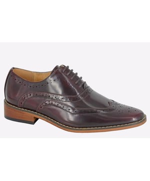 A classic brogue is delivered in these Goor Covina junior shoes, boasting a timeless brown upper with punchhole detailing and intricate stitching throughout, for increased visual appeal.
- PU upper
- Lace up fastening
- Classic brogue detailing
- Intricate stitching throughout
- Resin Sole