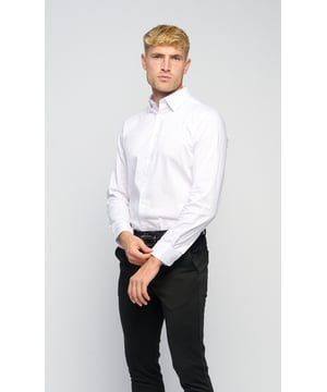 La camisa de rendimiento original de Teeshoppen  de Teeshoppen tiene una camisa agradable y elegante aquí. La camisa es la opción segura para aquellos que necesitan un aspecto inteligente que se pueda usar en varias ocasiones. Puedes usar la camisa para ropa cotidiana más formal, así como para tu atuendo de fiesta.  Aquí ves una camisa de rendimiento original en el color blanco. El blanco es uno de los tonos de color más clásicos y elegantes que nunca sale de la moda y se pueden combinar fácilmente con cualquier otro color. Por lo tanto, el blanco es la opción segura para todos los eventos, ya sea para el atuendo cotidiano o el aspecto de la fiesta.   ¿A qué tamaños llega la camisa de rendimiento original?  La camisa de rendimiento original se puede seleccionar en 6 tamaños diferentes.  Los tamaños están adaptados para los hombres.