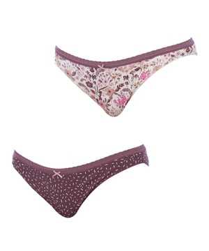 Pack de braguitas mini para mujer confeccionadas en suave algodón, perfectas para ofrecer comodidad y libertad de movimiento durante todo el día.

Detalles:

- Corte mini que proporciona un ajuste bajo en la cintura, ideal para prendas de talle bajo.
- Acabado con blonda elástica en la cintura para un ajuste femenino y delicado.
- Confección en algodón suave que asegura transpirabilidad y confort.
- Decoradas con un pequeño lazo en la parte frontal como detalle elegante.
- Disponibles en una variedad de estampados modernos y versátiles.

Una prenda íntima que combina estilo, frescura y comodidad, perfecta para el uso diario.
 Composición: 95% Algodón, 5% Elastano
 Cuidados:
- Lavar a mano o en ciclo delicado.
- Utilizar detergente suave.
- No usar lejía.
- Secar al aire.
- No planchar.