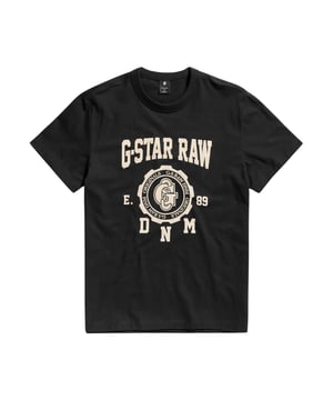 Dieses Herren-T-Shirt kombiniert klassischen Stil mit hohem Tragekomfort. Die kurzen Ärmel und die normale Passform sorgen für eine bequeme und vielseitige Silhouette. Der gerippte Rundhalsausschnitt bietet zusätzlichen Komfort und eine perfekte Passform. Ein gerader Saum verleiht dem Shirt eine schlichte, zeitlose Optik. Das gewebte G-Star Originals Label an der Seitennaht setzt dezente, aber stilvolle Akzente. Hergestellt aus hochwertigen Materialien, bietet das T-Shirt ein angenehmes Hautgefühl und langanhaltende Qualität. Perfekt für Freizeit und Alltag, lässt es sich ideal mit Jeans, Shorts oder Chinos kombinieren. Ein Must-Have für modebewusste Männer, die Wert auf Stil und Bequemlichkeit legen. Dieses T-Shirt ist ein vielseitiges Basic, das in keiner Garderobe fehlen sollte. Ideal für jeden Tag, bietet es sowohl Stil als auch Funktionalität.