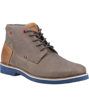 Verbessern Sie Ihr Schuhwerk mit dem ARES Chukka-Stiefel aus italienischem Leder. Diese Stiefel wurden für zeitlosen Stil und unschlagbaren Komfort entworfen und verfügen über einen klassischen 5-Schnürverschluss und eine Ortholite®-Einlegesohle für ganztägigen Halt.