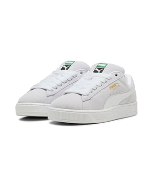 PRODUCTVERHAAL: Deze frisse kijk op de klassieke Suede is geïnspireerd door PUMA’s erfgoed binnen breakdancing en de invloed daarvan op moderne streetwear. De Suede XL behoudt het iconische DNA van de Suede, maar geeft er een twist aan met een overdreven gewatteerde kraag en tong, plus een dikkere zool. Deze uitvoering heeft een bovenwerk van volledig suede met een leren Formstrip. KENMERKEN EN VOORDELEN: PUMA’s leren producten ondersteunen verantwoord produceren via de Leather Working Group. www.leatherworkinggroup.com. DETAILS: Suede bovenwerk; Leren Formstrip; Suede tong met mesh afwerking; Geperst en folie-geprint PUMA-logo op het kwartpaneel; Mesh voering; Mesh inlegzool; Rubber middenzool; Rubber zool; Voering: Textiel, Overig; Zool: Rubber; Bovenwerk: Leer; Inlegzool: Textiel.