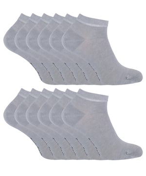 We hebben sneakersokken ontwikkeld van luxueus natuurlijk bamboe, fijn gebreid om de zachtheid van de bamboevezel op je huid te maximaliseren. Wil je een van de voordeligste pakketten bamboesokken die je ooit bent tegengekomen. Dan is dit pakket bamboe sneakersokken voor dames en heren iets voor jou. Sneakersokken zijn een essentieel onderdeel van onze sokkenlades. Als het warme zomerweer toeslaat, beginnen we ze eindelijk vaak te dragen, niet alleen voor sport, maar ook voor casual dagelijks gebruik en omdat ze in een multiverpakking van 12 paar worden geleverd, bieden ze ook veel waar voor hun geld. Bamboeas een vezel is luxueus zacht dankzij zijn natuurlijke eigenschappen en is veel beter dan katoen. Bamboe voert ook op natuurlijke wijze vocht van de voet af. Dus als je veel zweet omdat je aan het sporten bent of als het bloedheet is, zul je merken dat je voeten veel minder zullen zweten dan wanneer je normale katoenen gymsokken zou dragen. Deze sokken zouden dat zijn perfect om te dragen met elk soort schoen tijdens de zomermaanden, vooral wanneer de temperaturen echt beginnen te stijgen. Ze zijn ademend vanwege hun breitype, extreem dunne sokken die lucht door het garen laten stromen en helpen om je voeten af ​​te koelen. Om een ​​echt teken van kwaliteit te markeren, zijn deze fijn gebreide 200-naalds bamboe sokken afgewerkt met de Sock Snob print op de onderkant van de voet. Deze bamboe sneakersokken zijn verkrijgbaar in drie kleuren, waaronder zwart, wit en Grijs. Ze zijn gemaakt van: 80% bamboe, 19% nylon, 1% elastaan ​​en verkrijgbaar in maat 40-45 EU. Ze zijn verpakt in recyclebaar karton en zakken en ze zijn wasbaar in de machine.