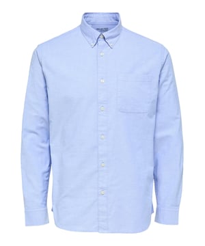 Het Selected Homme overhemd is een elegant en veelzijdig kledingstuk voor de moderne heer. Het heeft een stijlvolle button-down kraag en een praktische doorlopende knoopsluiting. Een opgestikte borstzak biedt extra opbergruimte en benadrukt het klassieke ontwerp. Dankzij de knoopmanchetten en de regelmatige snit biedt het overhemd een hoog draagcomfort en een perfecte pasvorm. De afgeronde zoom rondt het aantrekkelijke uiterlijk af. Gemaakt van hoogwaardige materialen is dit overhemd ideaal voor bijna elke gelegenheid - professioneel onder een colbert of casual in je vrije tijd.